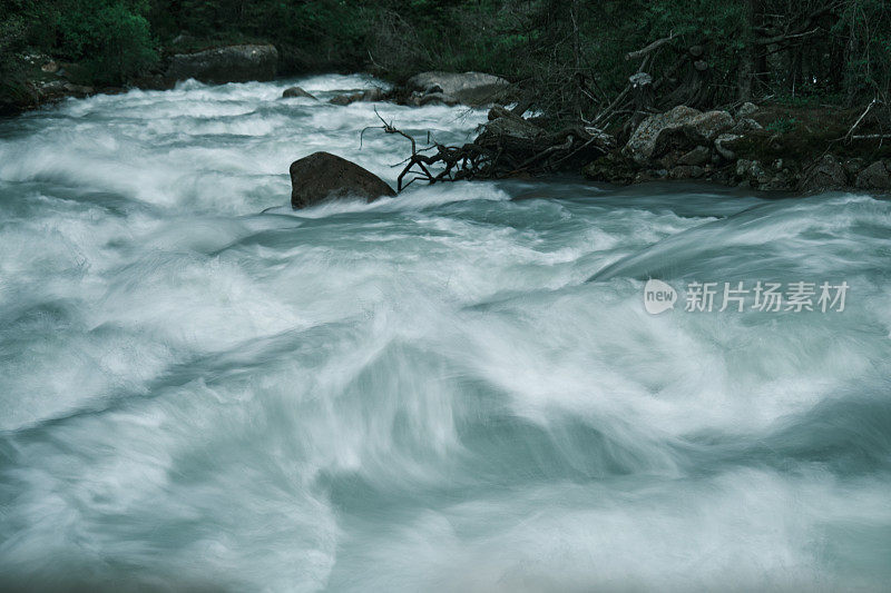 峡谷森林中的大山河