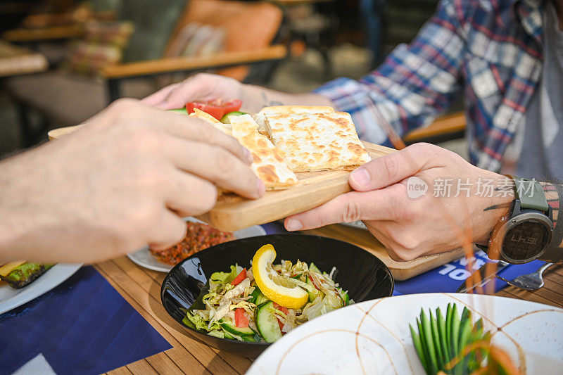 在咖啡馆吃午饭的男人