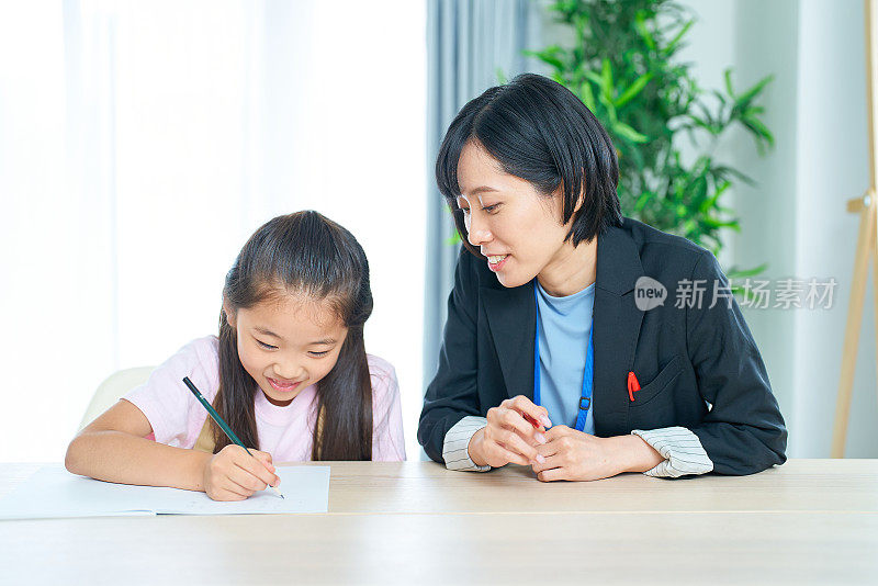 一个正在学习的女孩和一个要赡养的穿西装的女人