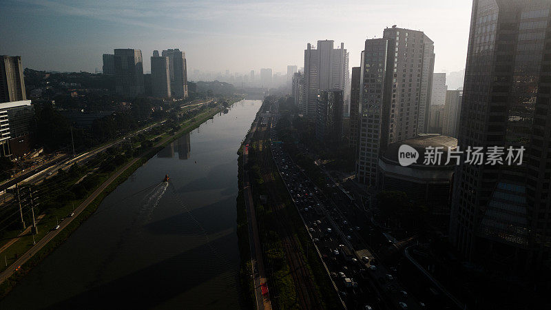 现代城市景观中的汽车、无人驾驶汽车