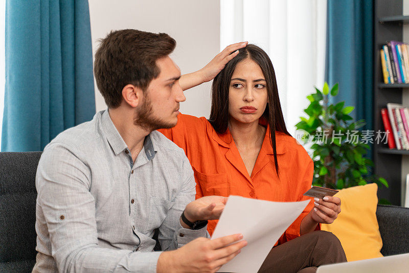 紧张的白人夫妇，他们正试图得到钱来偿还他们的信用卡债务。