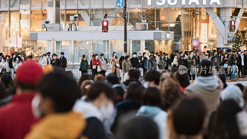 一群日本人、亚洲人、游客在东京涩谷的十字路口行走。日本旅游景点，旅游地标，亚洲交通城市生活理念