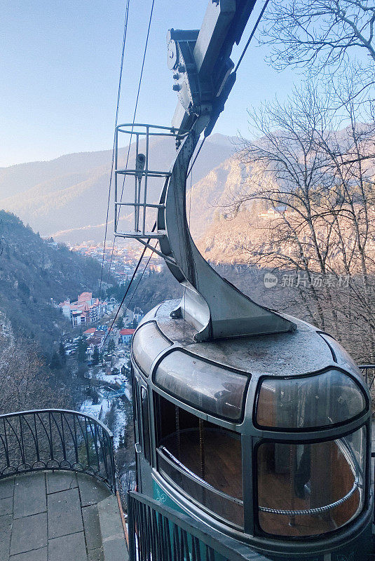 冬季景观与缆车小屋和山景