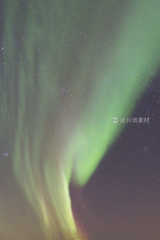 北极光的背景图像，只有天空和极光