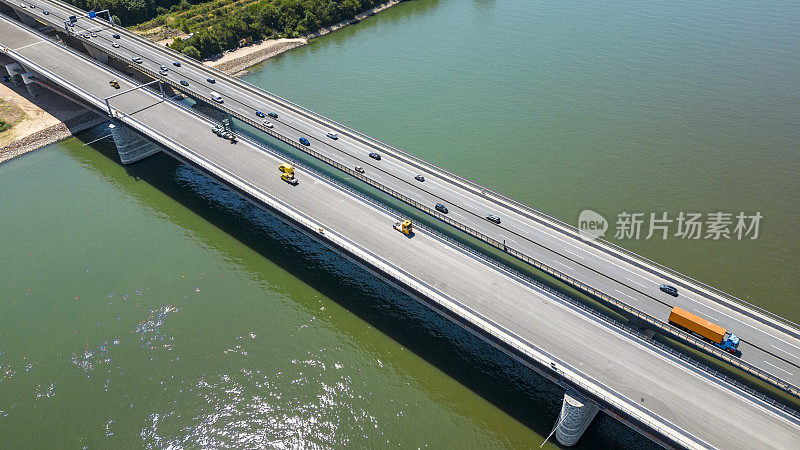 道路施工现场-河上公路桥。