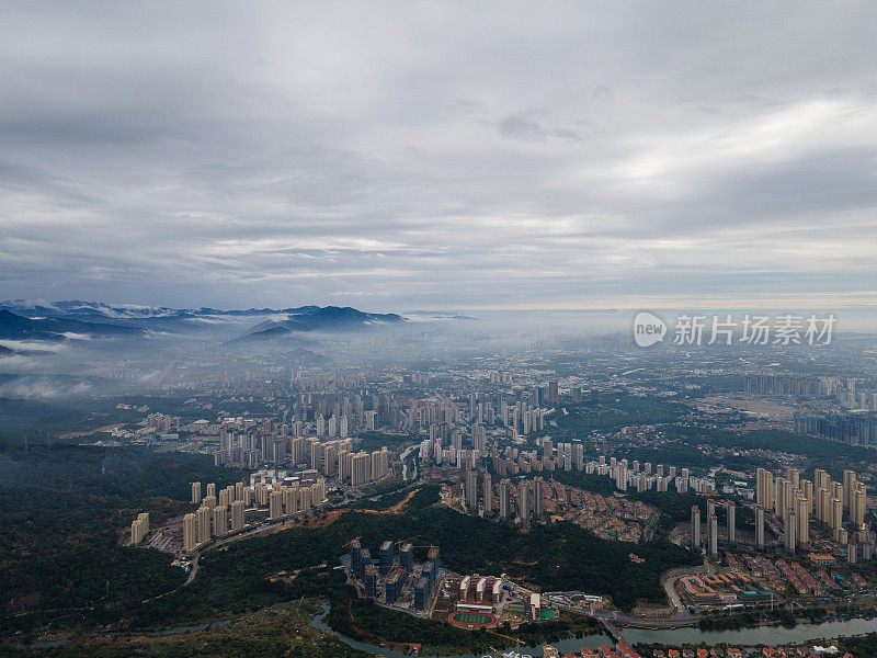 云雾笼罩的城市鸟瞰图