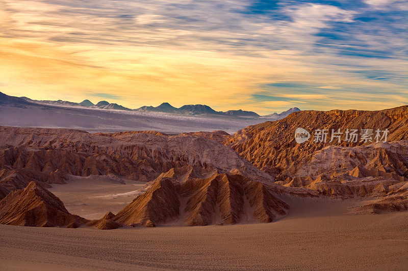 在智利阿塔卡马沙漠的圣佩德罗德阿塔卡马附近的山谷，日出照亮了盐层和沙丘