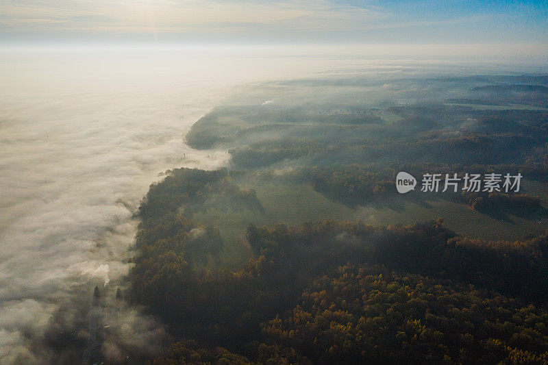 晨雾鸟瞰图。秋季风景无人机摄影。十月。保护自然。黎明