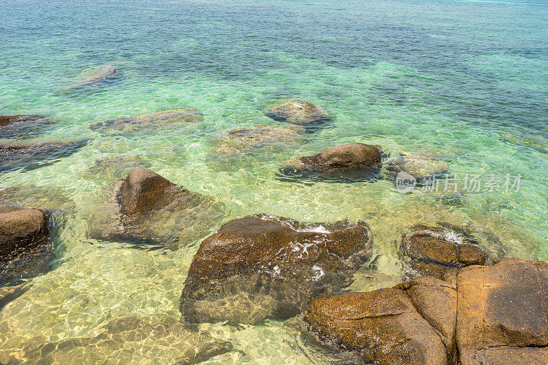 清澈水晶纯净透明的海水和石头在阳光明媚的日子