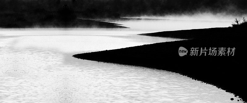 雾蒙蒙的早晨，湖上的蒸汽从水中升起