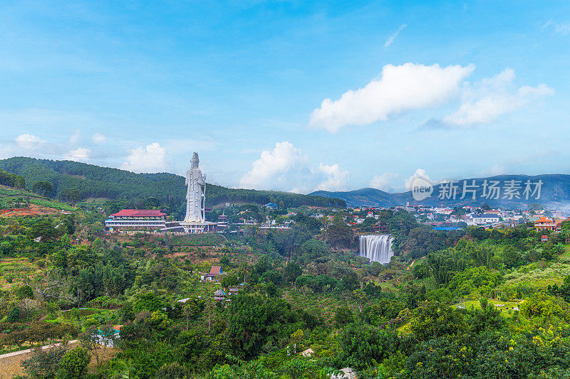 临安塔鸟瞰图，大叻市，林同省，越南。在大象瀑布附近有一座白色的71米高的雕像