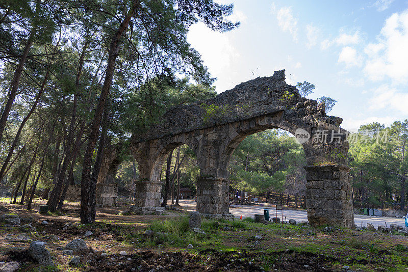 土耳其安塔利亚Phaselis古遗址中被毁坏的渡槽。