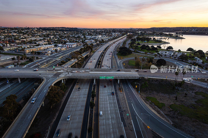 高速公路地平线:空中日落在I-5高速公路和使命湾，圣地亚哥