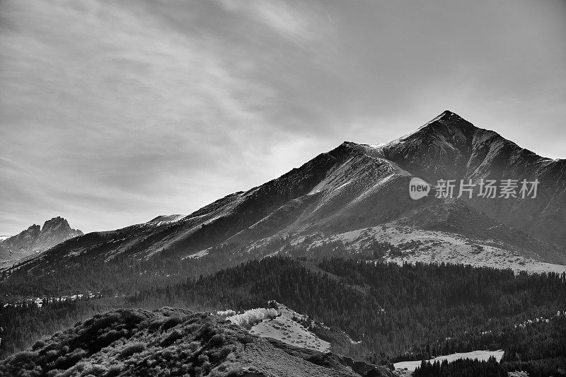 白雪皑皑的山峰，黑白相间