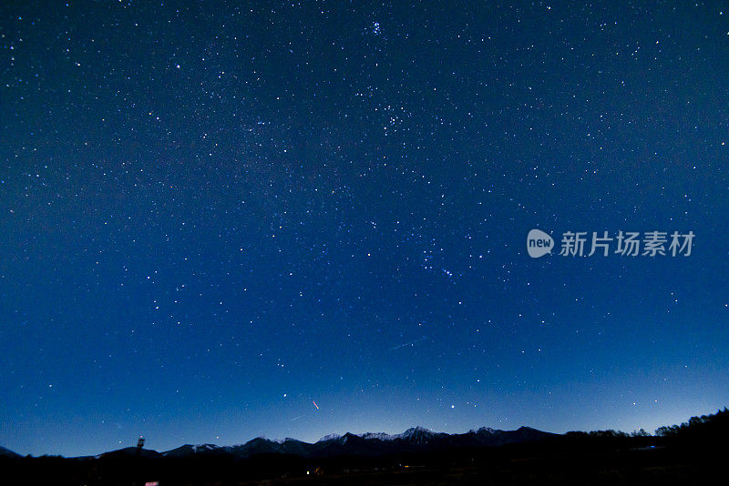 日本长野县中野市郊区的矢竹山和星空