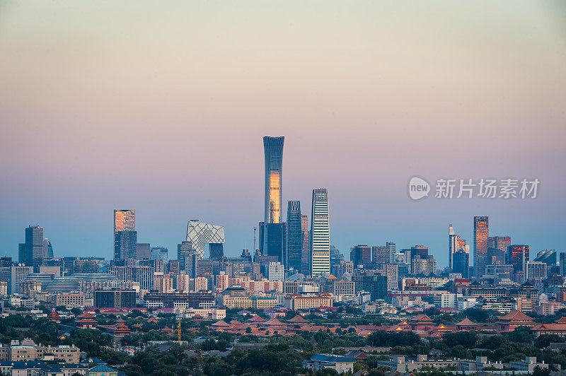 日落时分的北京天际线，美丽清新的城市环境