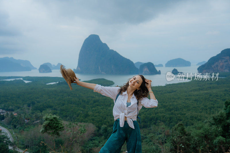 欣赏攀牙湾美景的妇女