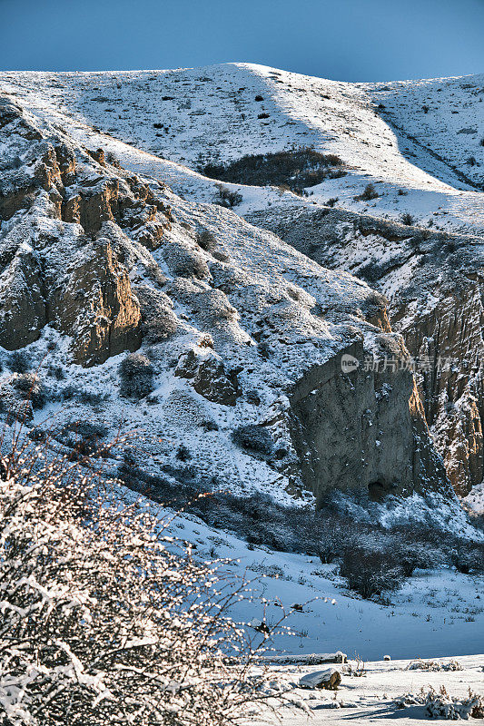 降雪后的冬季山景