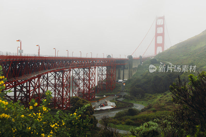 加州旧金山，晨雾中金门大桥上的汽车风景