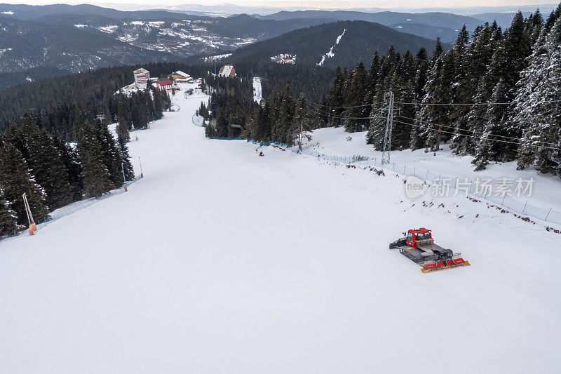 无人机拍摄的雪山和扫雪机鸟瞰图