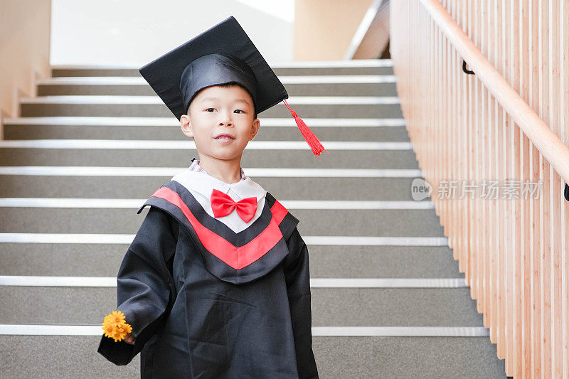 戴毕业帽穿毕业服的亚洲小学生