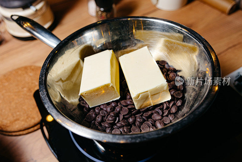 在平底锅里烘烤融化巧克力和黄油