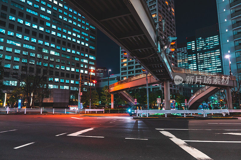 东京城市道路的夜晚