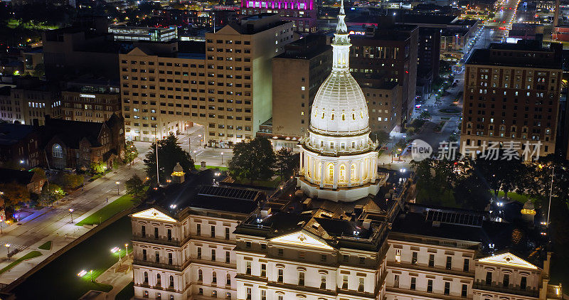 夜间密歇根州议会大厦的高角度无人机拍摄