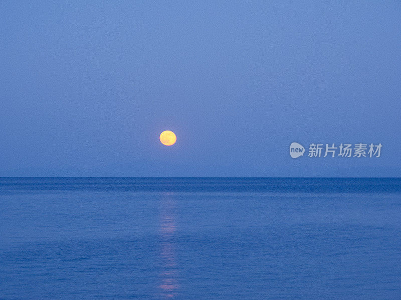 海上的满月