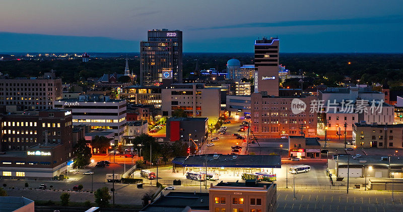 法戈市中心，北达科他州在阴暗的日落-航拍
