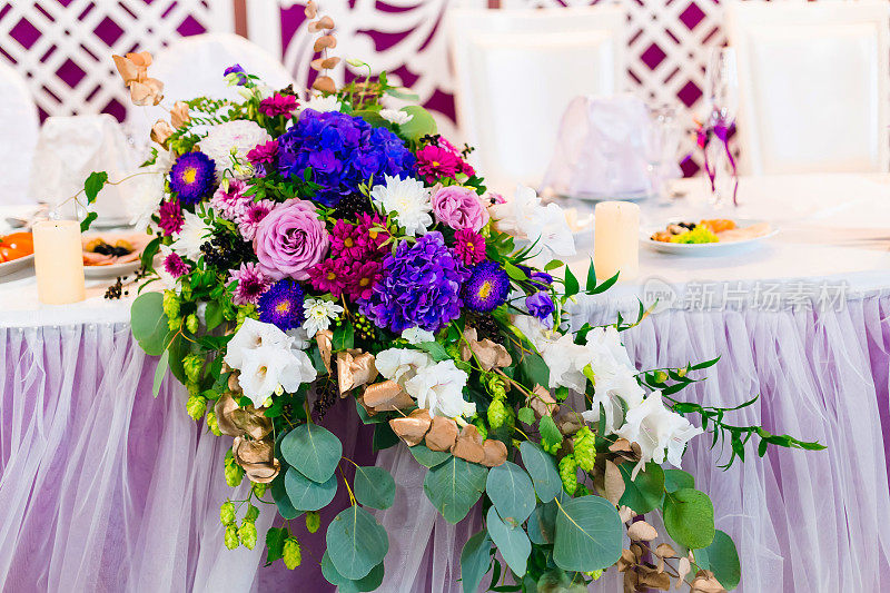 婚礼桌上美丽的花朵特写