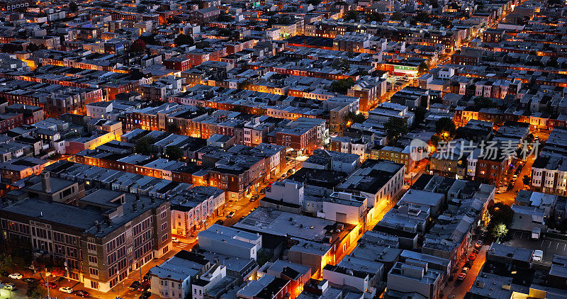 无人机拍摄的费城街道夜景