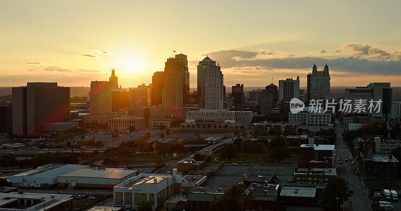 航空拍摄的市中心堪萨斯城，在日落密苏里州