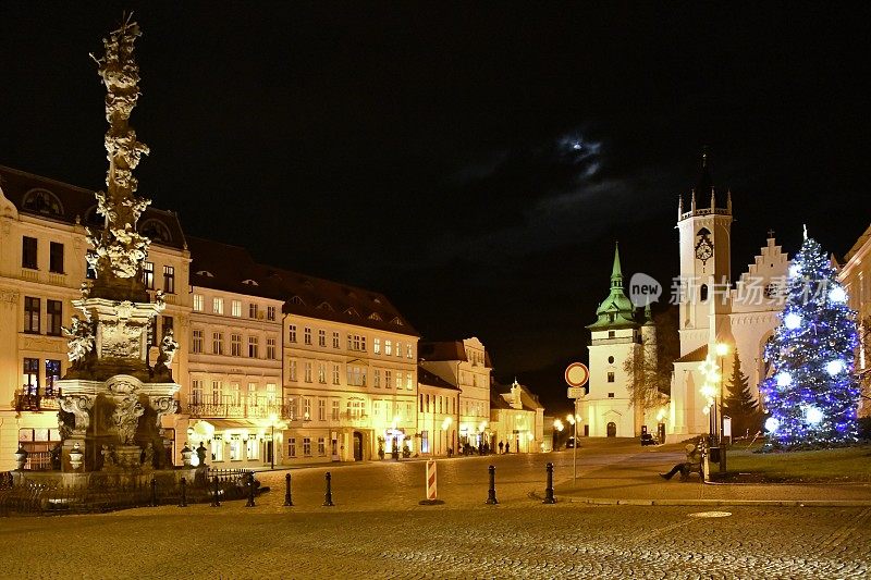 城堡广场，夜景与圣诞树——左边是瘟疫柱，右边是施洗约翰教堂和圣十字教堂，捷克共和国特普莱采。