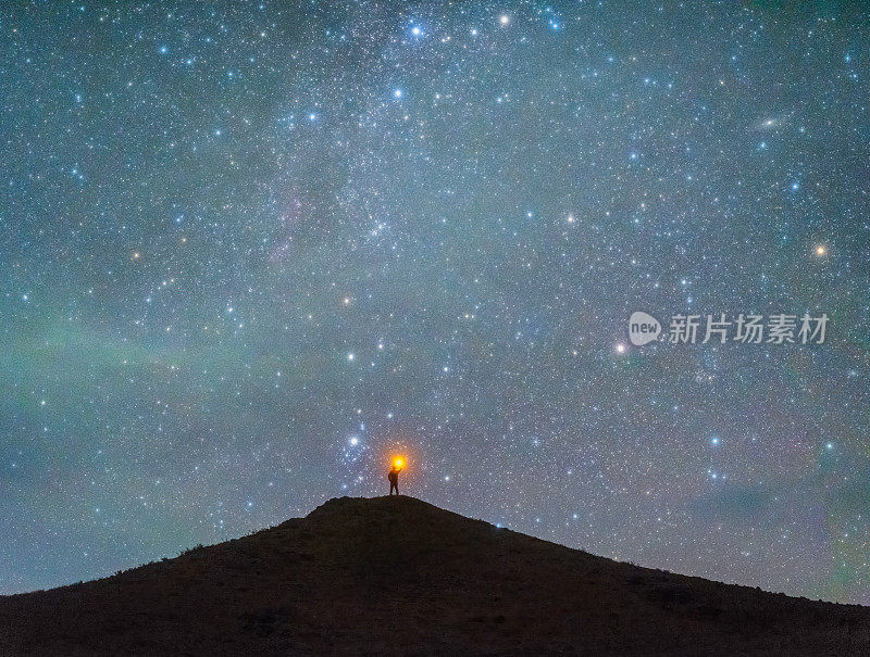 人们在山顶仰望星空