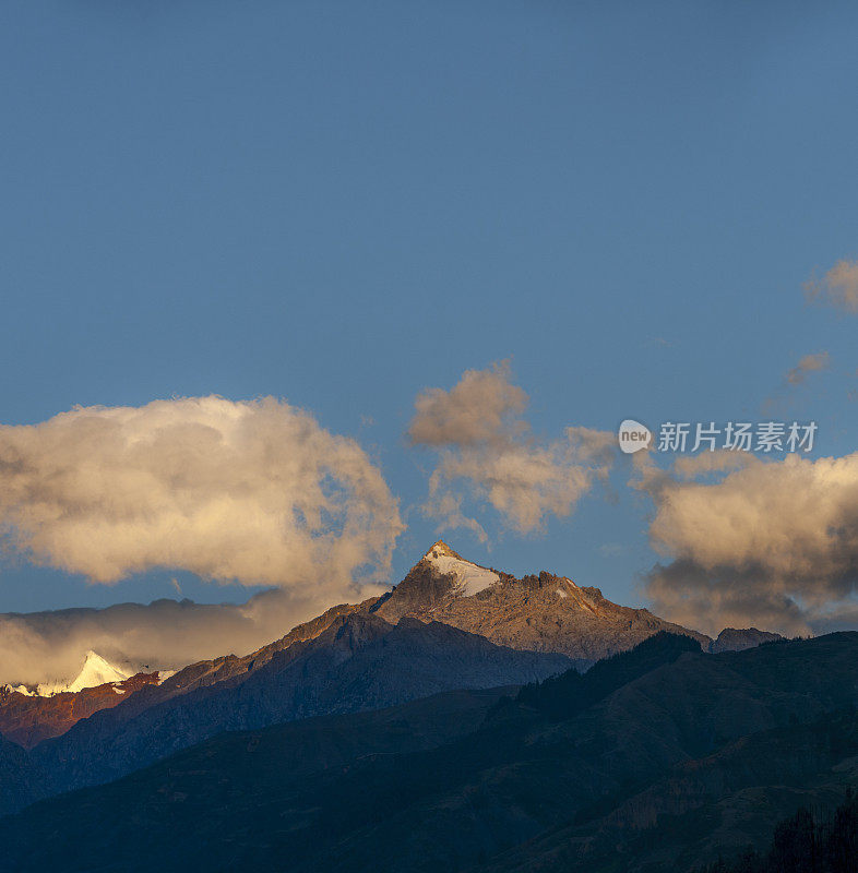 秘鲁瓦拉斯上方的科迪勒拉布兰卡山峰