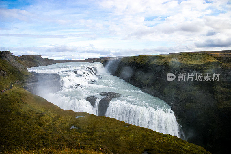 沿着黄金圈旅游路线的惊人而强大的古尔福斯瀑布