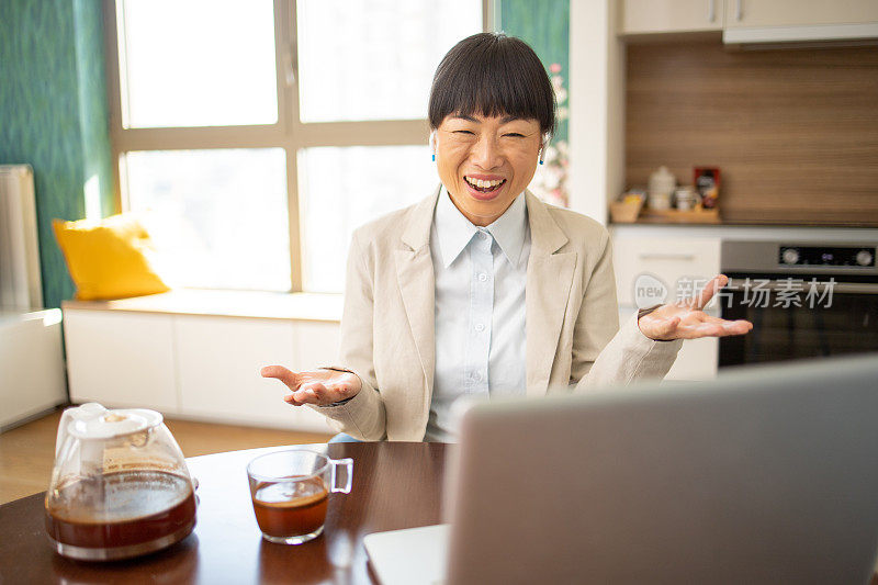 女商人正在公寓里用笔记本电脑工作