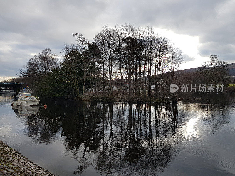 一艘游艇或一艘船，一个小岛和水面上树木的倒影，贝洛赫，洛蒙德湖，苏格兰，英格兰
