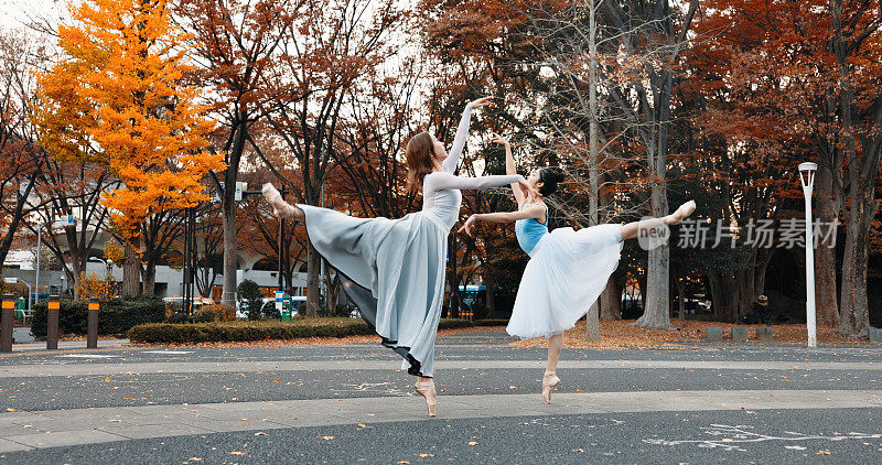 秋天，日本公园街头的芭蕾舞、舞蹈和女人穿着足尖鞋和创意姿势。户外，芭蕾舞者和人们在京都表演才艺、艺术和伸展腿