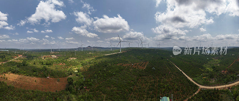 位于越南中部高地达克省一座小山上的风力发电厂