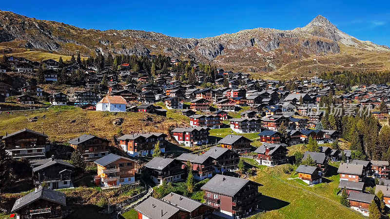 鸟瞰瑞士瓦莱州无车山村Bettmeralp。