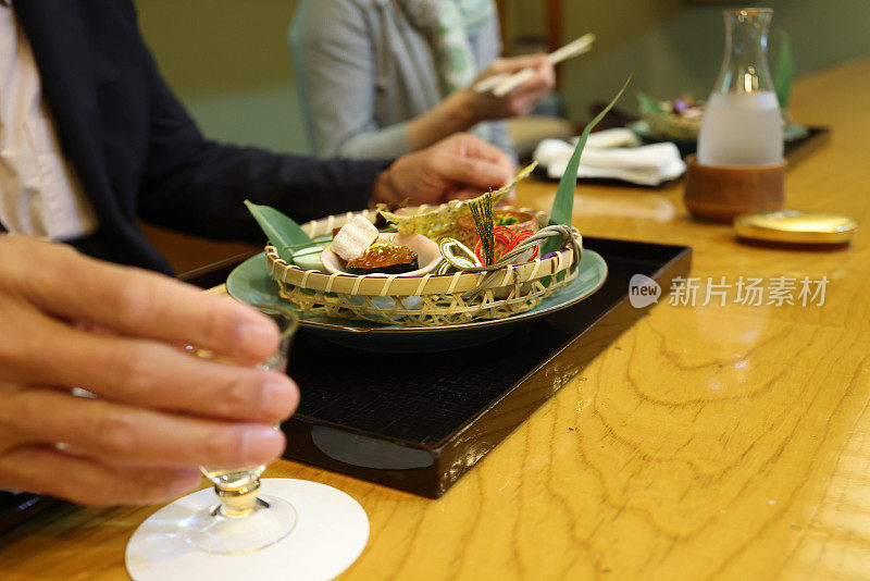 中年客人在高档日本餐厅享用豪华菜肴