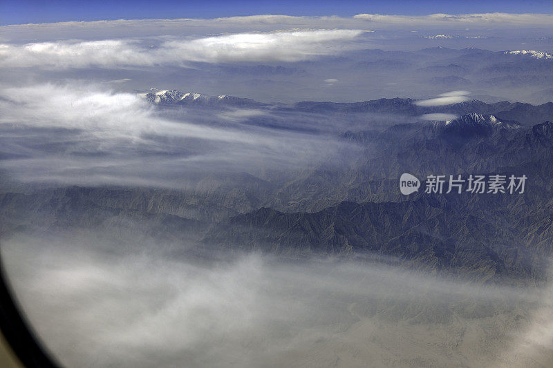 中国中亚地区的西藏和塔克拉玛干沙漠鸟瞰图