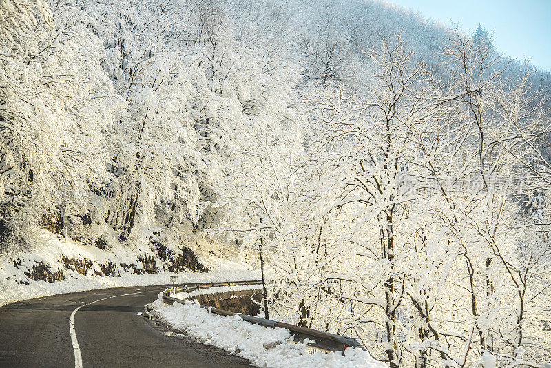 空旷的道路穿过白雪覆盖的景观