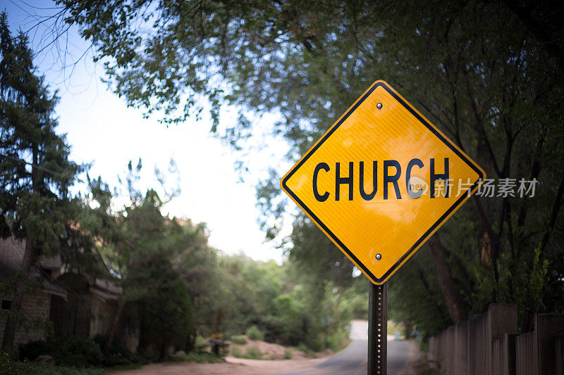 黄色路标上写着“教堂”