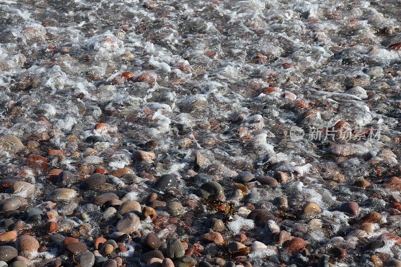 海浪拍打着海岸上的卵石