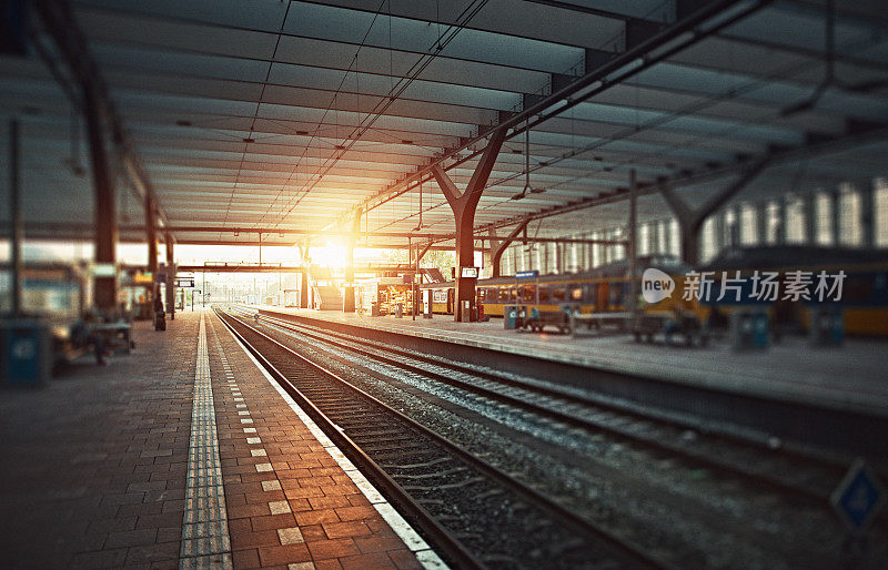日落时分，火车站空荡荡的月台