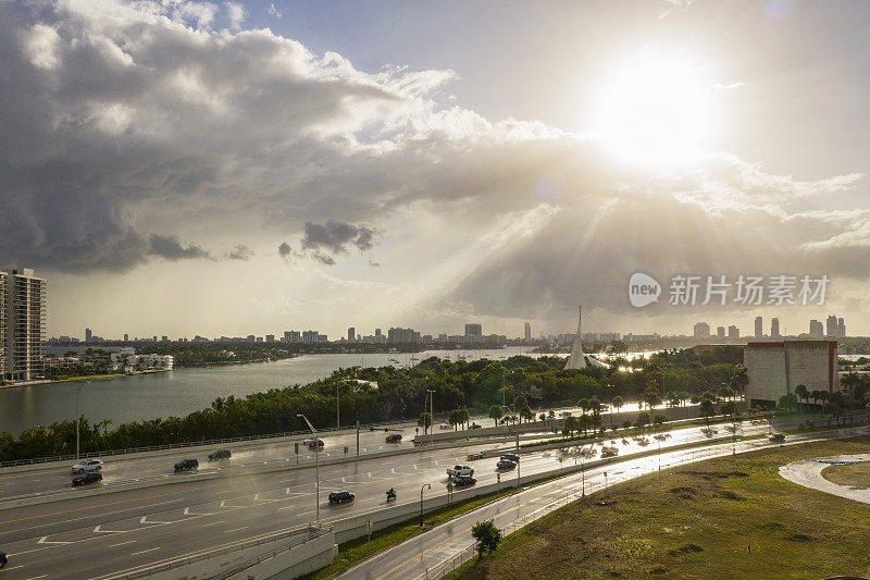 太阳雨后在高速公路上的交通。