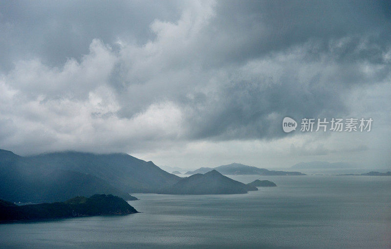 大海和山脉下的戏剧性的天空